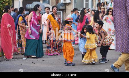 Delhi, Indien - 19. September 2025: Indisches Festival mit Kindern, die in traditioneller Kleidung tanzen Stockfoto