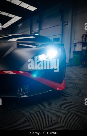 Nahaufnahme von Lamborghini Huracan vorne links in der Werkstatt Stockfoto