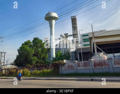 Betagro Kambodia Feed Mill Plant verfügt über große Lagersilos für Getreideförderer und Hochförderer sowie landwirtschaftliche Verarbeitungsbetriebe. Kambodscha Stockfoto