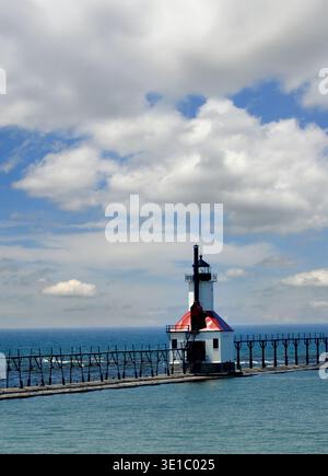 Saint Joseph Lighthouse befindet sich am Lake Michigan. Es ist weiß mit einem roten Dach. Der Objektivraum ist schwarz. Stockfoto