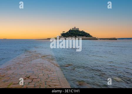 Sonnenuntergang Panoramablick auf St. Michael's Mount hinter versunkenem Damm in England.BILD Stockfoto