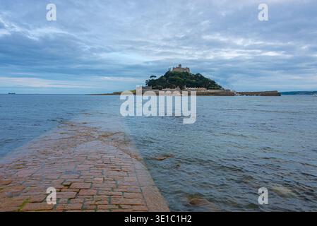 Sonnenuntergang Panoramablick auf St. Michael's Mount hinter versunkenem Damm in England.BILD Stockfoto