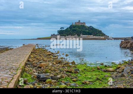 Sonnenuntergang Panoramablick auf St. Michael's Mount hinter versunkenem Damm in England.BILD Stockfoto
