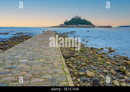 Sonnenuntergang Panoramablick auf St. Michael's Mount hinter versunkenem Damm in England.BILD Stockfoto