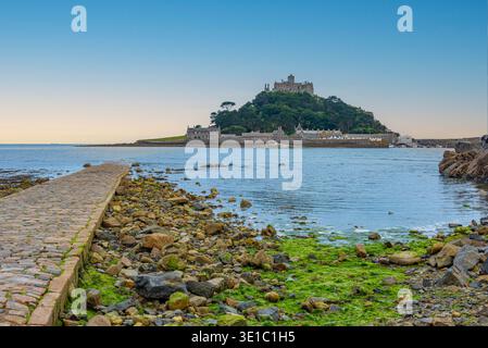 Sonnenuntergang Panoramablick auf St. Michael's Mount hinter versunkenem Damm in England.BILD Stockfoto
