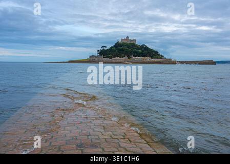 Sonnenuntergang Panoramablick auf St. Michael's Mount hinter versunkenem Damm in England.BILD Stockfoto