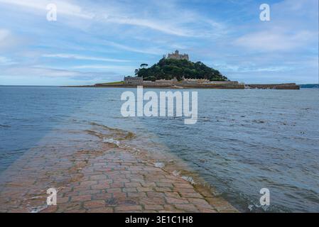 Sonnenuntergang Panoramablick auf St. Michael's Mount hinter versunkenem Damm in England.BILD Stockfoto