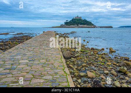 Sonnenuntergang Panoramablick auf St. Michael's Mount hinter versunkenem Damm in England.BILD Stockfoto