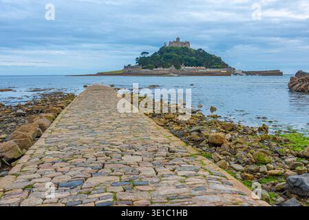 Sonnenuntergang Panoramablick auf St. Michael's Mount hinter versunkenem Damm in England.BILD Stockfoto