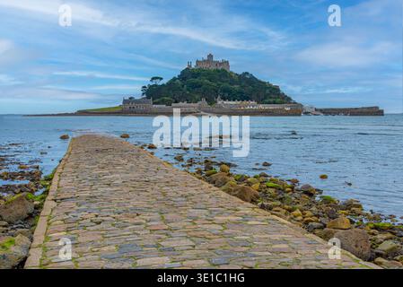 Sonnenuntergang Panoramablick auf St. Michael's Mount hinter versunkenem Damm in England.BILD Stockfoto