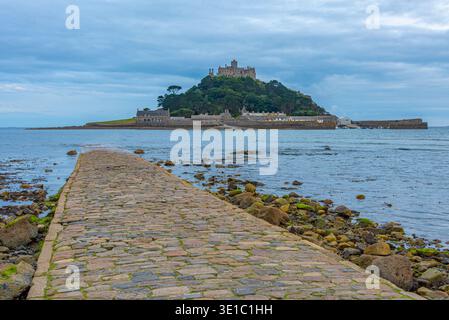 Sonnenuntergang Panoramablick auf St. Michael's Mount hinter versunkenem Damm in England.BILD Stockfoto