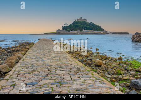 Sonnenuntergang Panoramablick auf St. Michael's Mount hinter versunkenem Damm in England.BILD Stockfoto