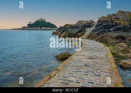 Sonnenuntergang Panoramablick auf St. Michael's Mount hinter versunkenem Damm in England.BILD Stockfoto
