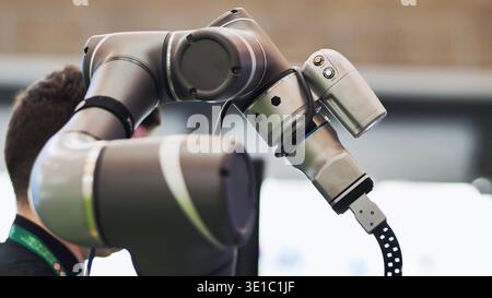 Roboterarm, der mit menschlichem Bediener zusammenarbeitet und Automatisierungstechnik demonstriert Stockfoto