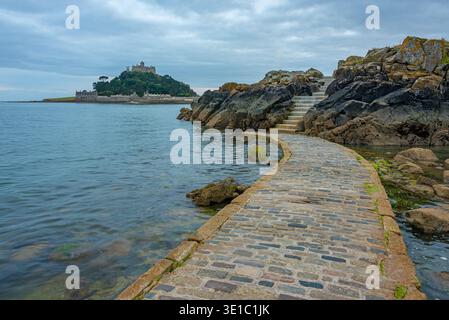Sonnenuntergang Panoramablick auf St. Michael's Mount hinter versunkenem Damm in England.BILD Stockfoto