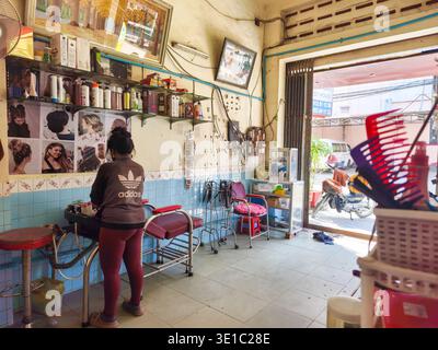 Kampong Cham, Kambodscha, Asien, Innenraum eines lokalen Friseursalons Stockfoto