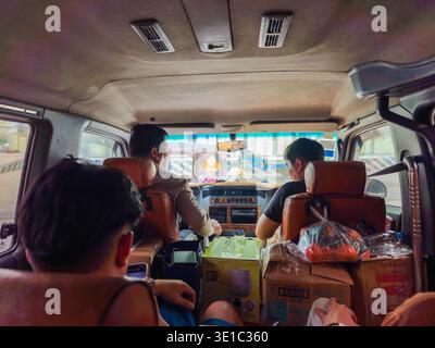 Innenansicht vom Rücksitz eines kambodschanischen Minibusses, der Intercity fährt, das eine beliebte Form des öffentlichen Nahverkehrs in Kambodscha ist Stockfoto