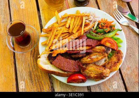 Verschiedene Fleischsorten mit Gemüse und pommes frites. Türkische Küche Stockfoto
