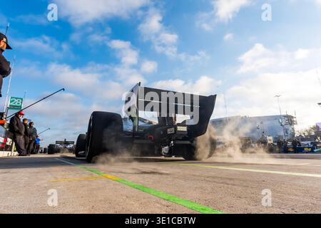 Arlington, Tx, USA. März 2026. Der Fahrer DER NTT INDYCAR-SERIE, RINUS VEEKAY (76) (NLD) aus Hoofddorp, Niederlande, kommt während eines Trainings für den Grand Prix von Arlington in ARLINGTON, Texas, von der Boxenstraße ab. (Kreditbild: © Walter G. Arce Sr./ASP via ZUMA Press Wire) NUR REDAKTIONELLE VERWENDUNG! Nicht für kommerzielle ZWECKE! Stockfoto