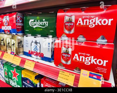 Verschiedene Marken von konserviertem Bier im Supermarktregal, darunter Angkor Beer, das von Cambrew Ltd. Gebraute nationale Brauerei Kambodschas Phnom Penh Stockfoto