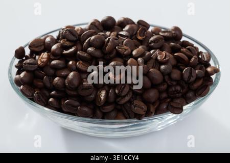 Kaffeebohnen in einem Glas Schale Stockfoto