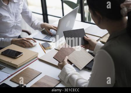 Innenarchitektin präsentiert umweltfreundliche Holzmaterialmuster für nachhaltige Wohnkultur Stockfoto