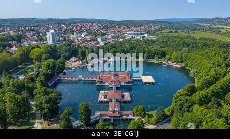 Panoramablick auf den Heviz Thermalsee in Ungarn. BILD Stockfoto