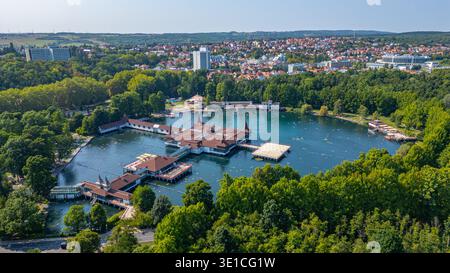 Panoramablick auf den Heviz Thermalsee in Ungarn. BILD Stockfoto