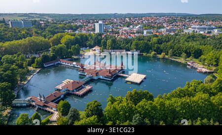 Panoramablick auf den Heviz Thermalsee in Ungarn. BILD Stockfoto