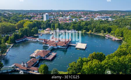 Panoramablick auf den Heviz Thermalsee in Ungarn. BILD Stockfoto