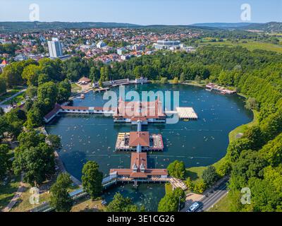 Panoramablick auf den Heviz Thermalsee in Ungarn. BILD Stockfoto