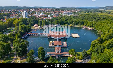 Panoramablick auf den Heviz Thermalsee in Ungarn. BILD Stockfoto