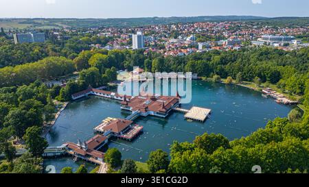 Panoramablick auf den Heviz Thermalsee in Ungarn. BILD Stockfoto