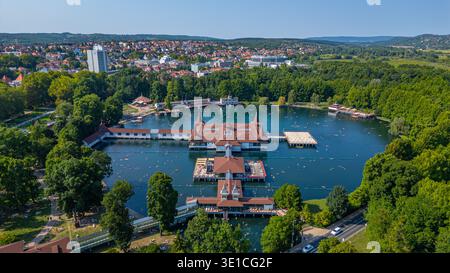 Panoramablick auf den Heviz Thermalsee in Ungarn. BILD Stockfoto