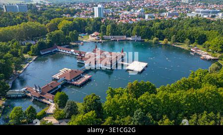 Panoramablick auf den Heviz Thermalsee in Ungarn. BILD Stockfoto
