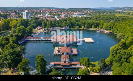 Panoramablick auf den Heviz Thermalsee in Ungarn. BILD Stockfoto