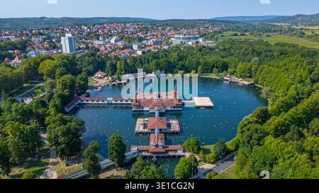 Panoramablick auf den Heviz Thermalsee in Ungarn. BILD Stockfoto