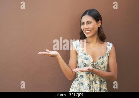 Porträt einer jungen schönen Frau lächelnd Stockfoto