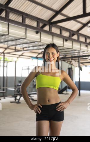 Junge schöne asiatische Frau im Fitnessstudio im Sommer Stockfoto