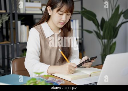 Asiatisches Mädchen Studenten, die Prüfung Hand halten Bleistift Schreiben Antwort in der Universität Klassenzimmer Bildung High School oder Universität Studenten, die Notizen machen Whil Stockfoto