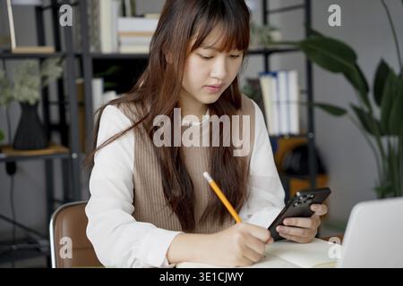 Asiatisches Mädchen Studenten, die Prüfung Hand halten Bleistift Schreiben Antwort in der Universität Klassenzimmer Bildung High School oder Universität Studenten, die Notizen machen Whil Stockfoto