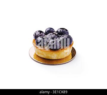 Eine köstliche Heidelbeertorte besteht aus einer weichen Teigkruste, die mit glänzenden frischen Heidelbeeren und einer leichten Glasur belegt ist. Perfekt präsentiert auf einer silbernen platte Stockfoto