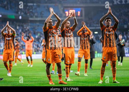 (L bis R) Valeriy Bondar, Pedro Victor Delmino da Silva, bekannt als Pedrinho, Kaua Elias, Lucas Ferreira, Vinicius Tobias aus Shakhtar feiern einen Sieg Stockfoto