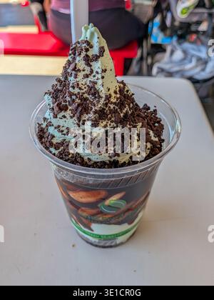 Los Angeles, KALIFORNIEN - 13. März 2026: Doppelter Schokoladenminzbecher in Costco Stockfoto