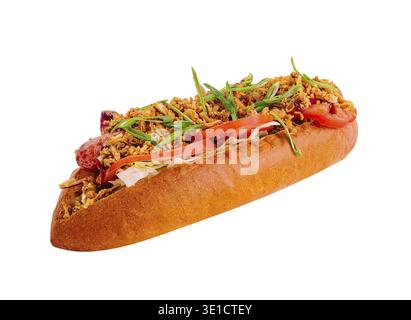 Leckerer Hot Dog mit verschiedenen Gewürzen, isoliert auf weißem Hintergrund Stockfoto