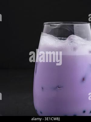 Glas gefüllt mit erfrischendem Eistee, einem beliebten taiwanesischen Getränk Stockfoto