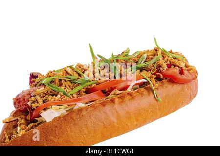 Leckerer Hot Dog mit verschiedenen Gewürzen, isoliert auf weißem Hintergrund Stockfoto
