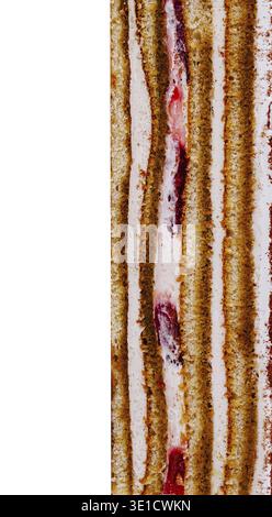 Nahaufnahme der köstlichen Kuchenschichten mit abwechselnden Schichten feuchten Kuchens, glatter Creme und leuchtender roter Marmelade Stockfoto