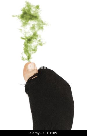Nahaufnahme des männlichen Fußes in alten, stinkenden und dreckigen Socken Stockfoto