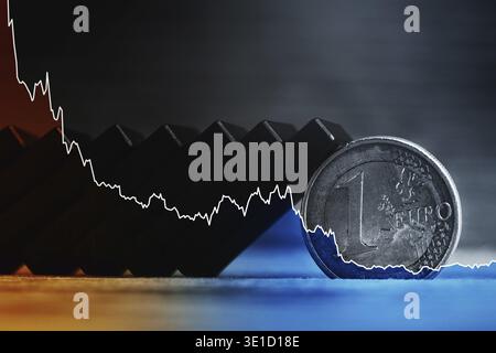 Fallende Funklinie Diagramm gefallene Dominosteine und Euro-Münze. Konzept der Finanzkrise und des wirtschaftlichen Zusammenbruchs in der Europäischen Union Stockfoto